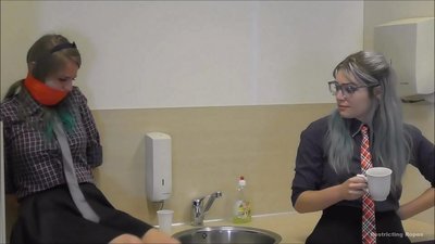 Көз каранды / байланган жана оозу жабылган / кыйналган айым